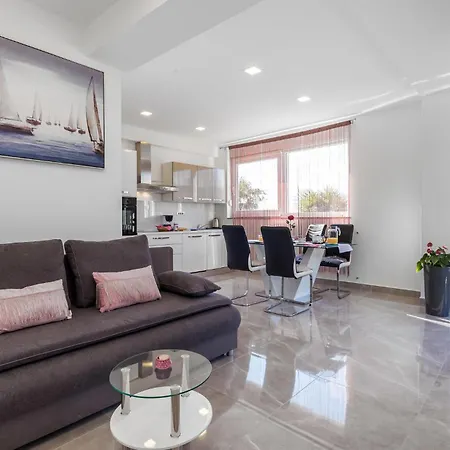 Lovely In With Wifi Apartament